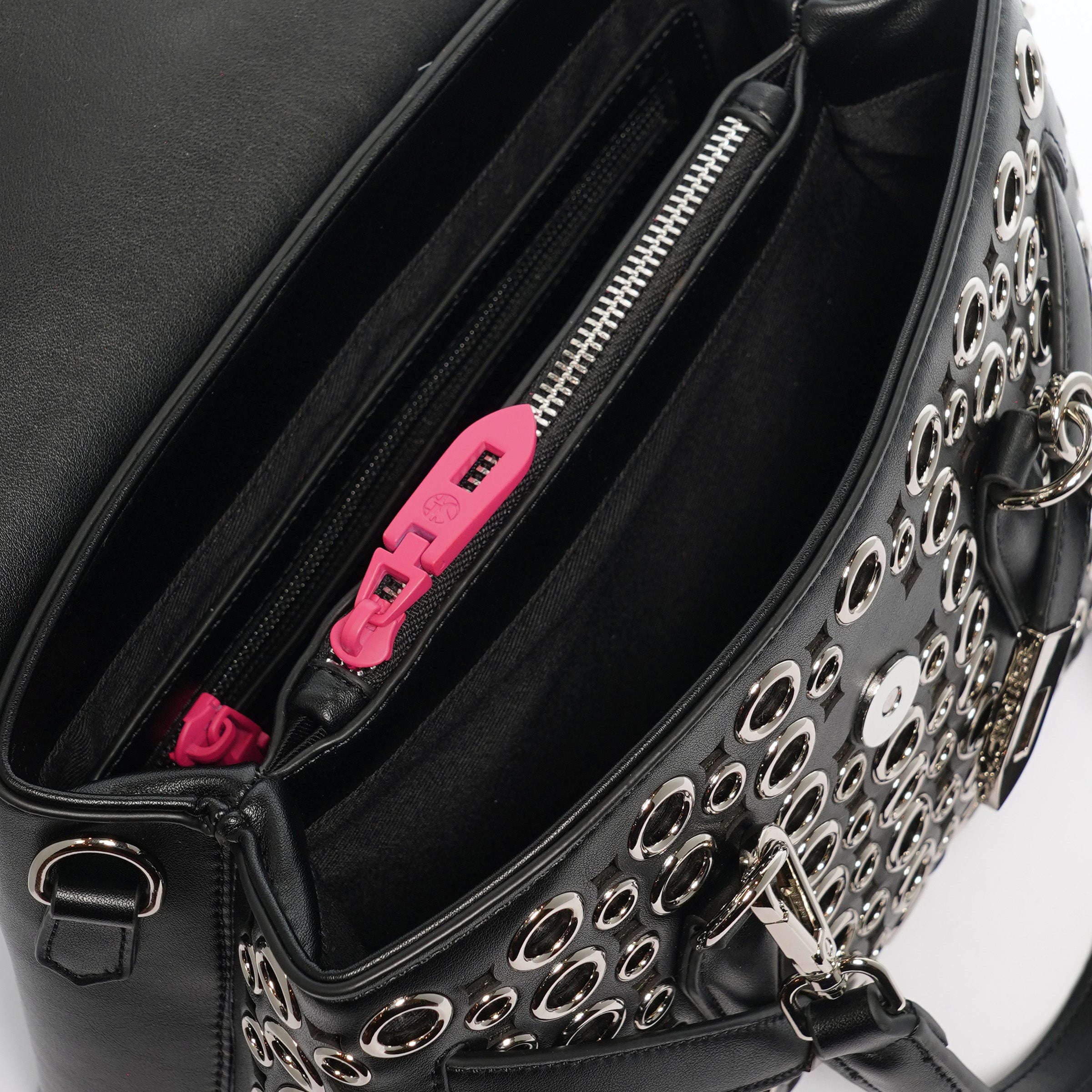 Quiny hole small black